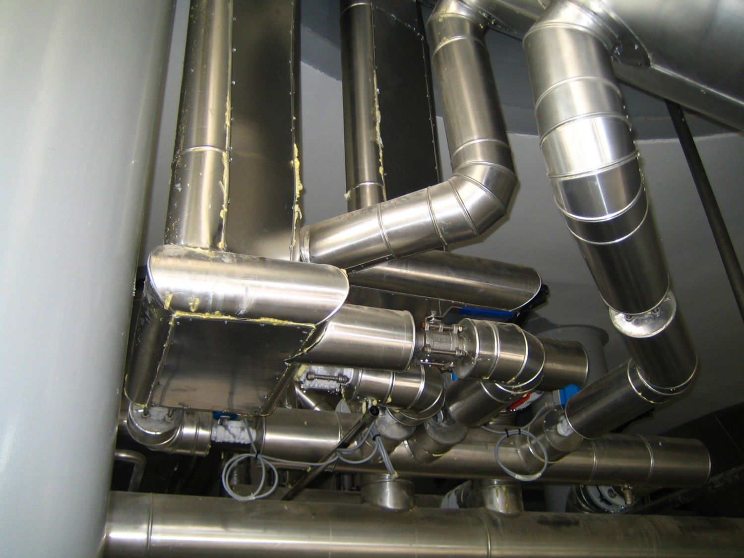 Изоляция ёмкостей и трубопроводов для завода RAUPXON в Узбекистане