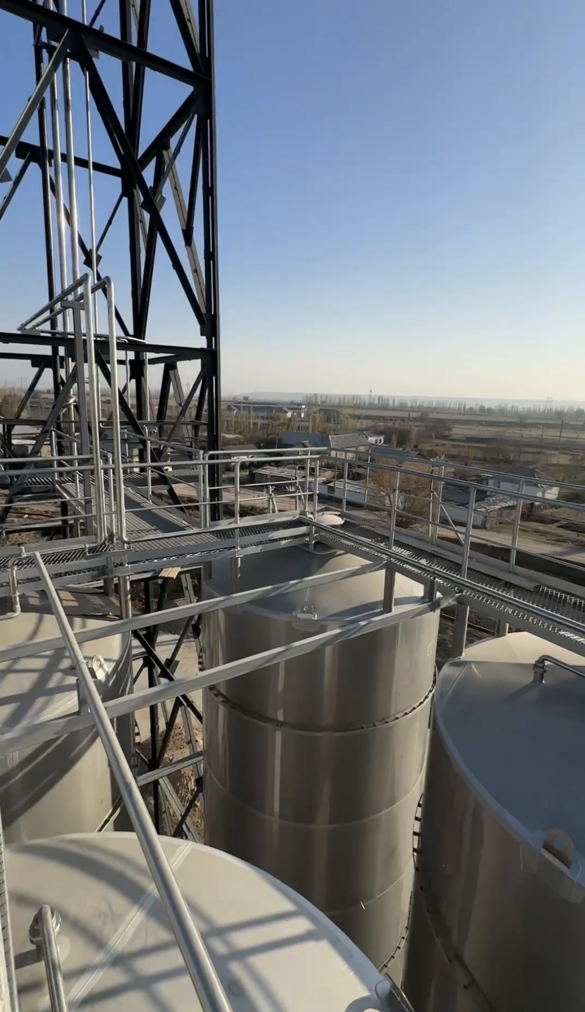 Изготовление и установка танков для DINAY в Ахангаране